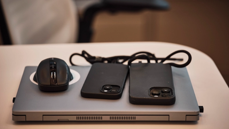 Laptop mit 2 Handys und Computermaus Laptop mit 2 Handys und Computermaus