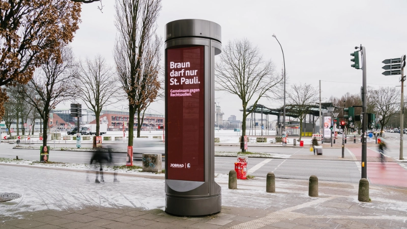 Plakat Säule mit Aktion Braun darf nur St Pauli in Hamburg