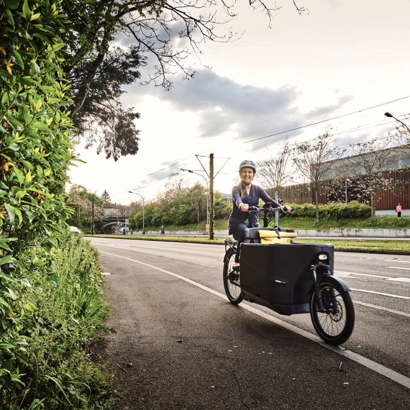Eine selbstständige Pendlerin auf dem Lastenrad