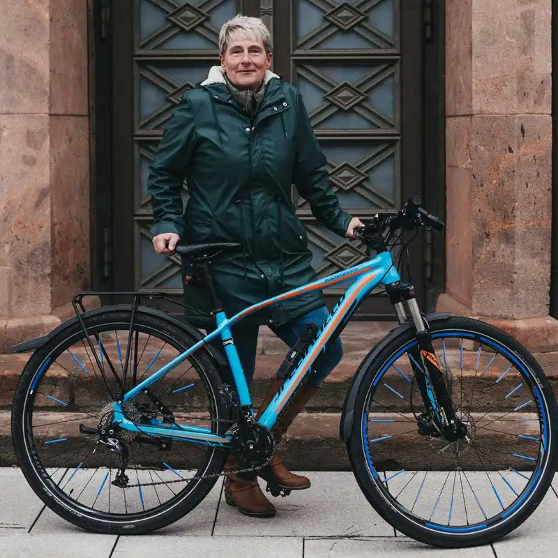 Yvonne Matthes von der Lecos GmbH steht mit ihrem Fahrrad vor der Eingangstür Yvonne Matthes von der Lecos GmbH steht mit ihrem Fahrrad vor der Eingangstür