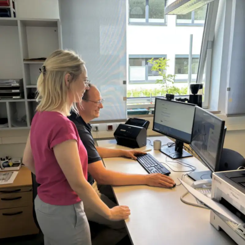 Referenz Klinikum Oldenburg Mitarbeiter am PC Referenz Klinikum Oldenburg Mitarbeiter am PC