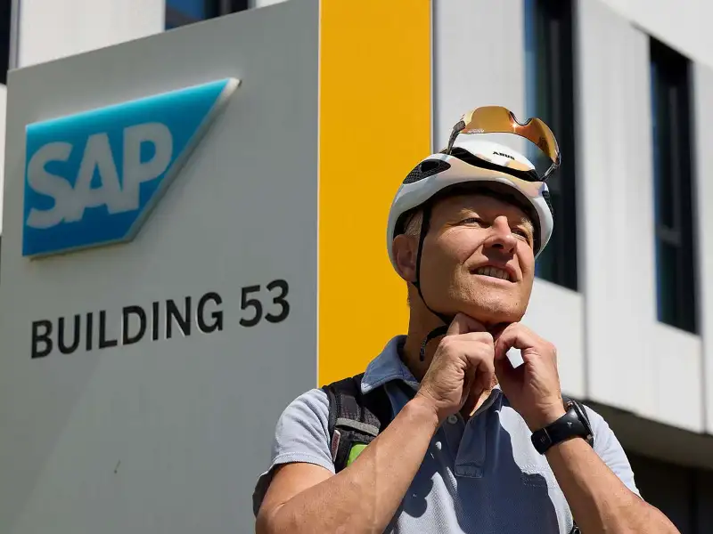 Porträt Frank Erles vor einem Schild mit der Aufschrift "SAP, Building 53" Porträt Frank Erles vor einem Schild mit der Aufschrift "SAP, Building 53"