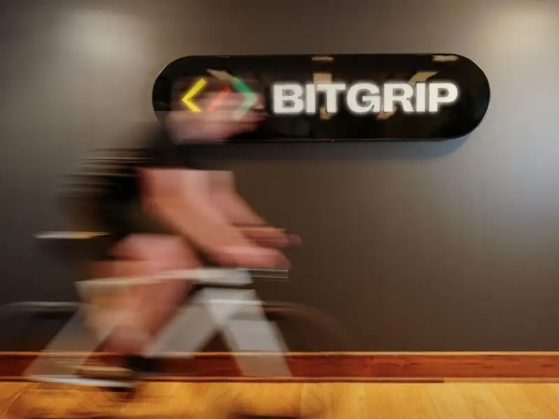 Im Büro von IT-Dienstleister und JobRad-Arbeitgeber BitGrip fährt ein Mitarbeiter vor dem Unternehmens-Logo mit leichter Bewegungsunschärfe. Im Büro von IT-Dienstleister und JobRad-Arbeitgeber BitGrip fährt ein Mitarbeiter vor dem Unternehmens-Logo mit leichter Bewegungsunschärfe.