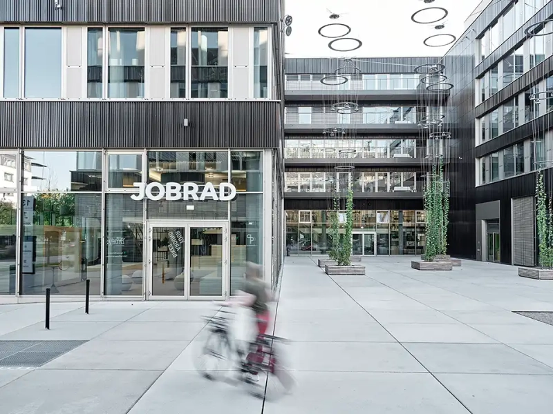 Ein Mann schiebt sein Fahrrad vom JobRad Campus