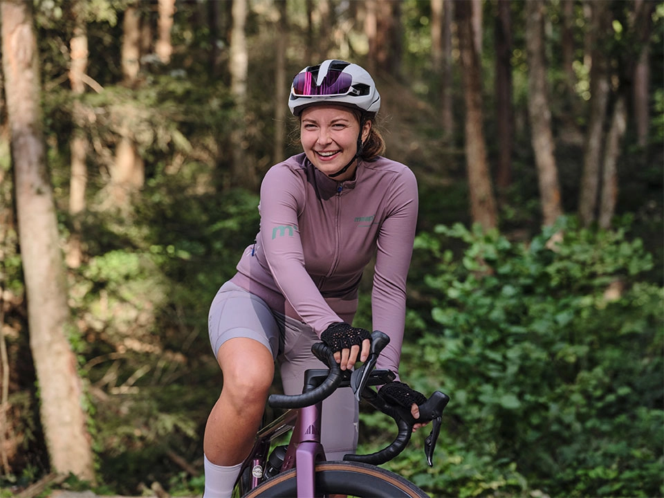 Rennradlerin im Wald lachend Rennradlerin im Wald lachend